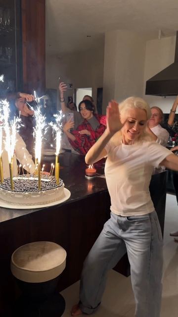 Самый классный момент на празднике. Вынос торта .💫