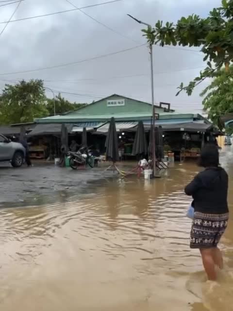 Каааапец, Хойан. Наводнение, город стал аквариумом. Дышим, не паникуем, действуем.