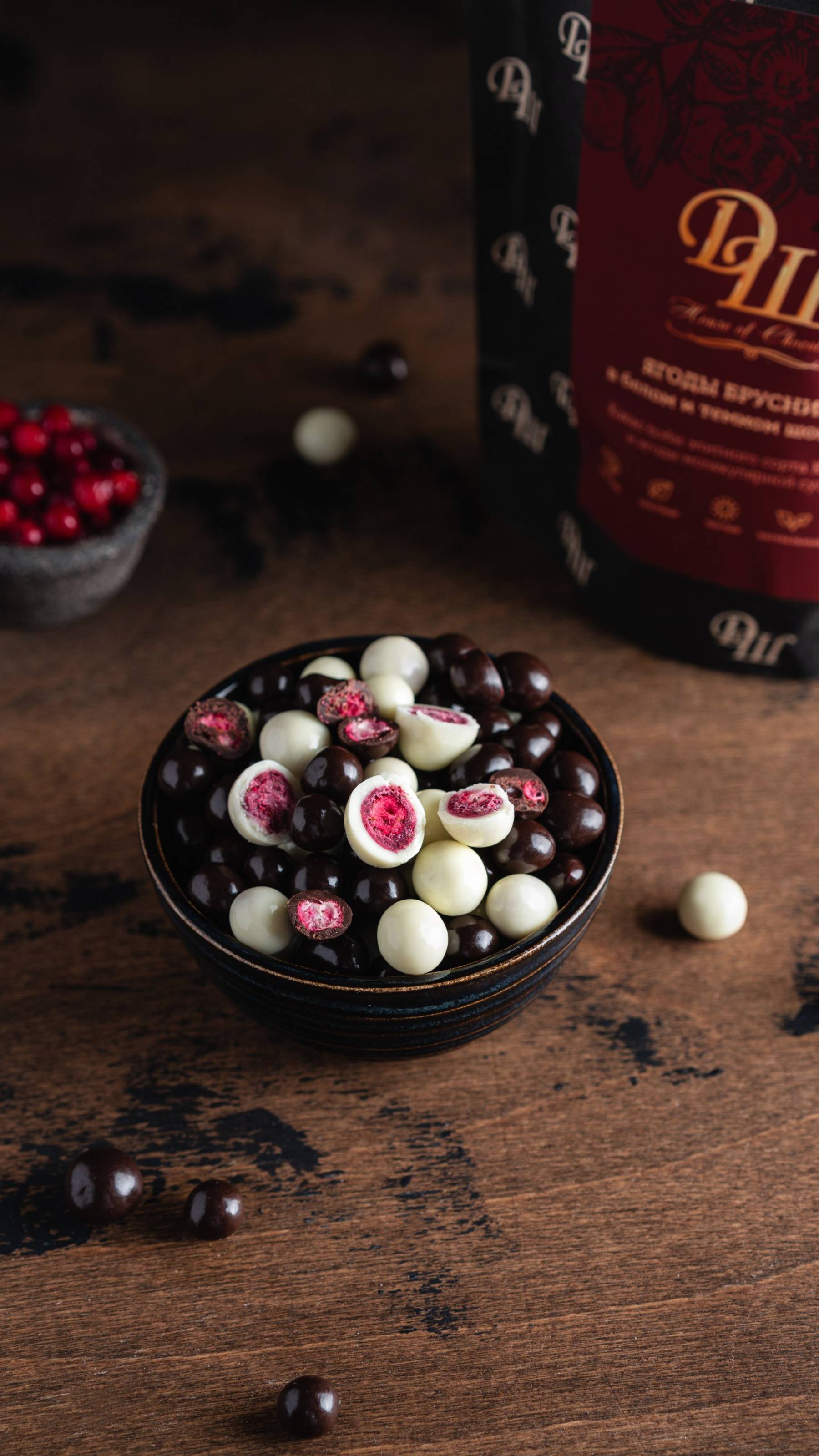 Брусника в темном и молочном шоколаде