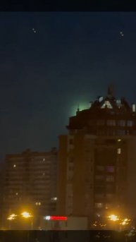 В сети расходится видео с похожим на падающий метеорит объектом над Москвой.