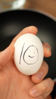 Что будет если варить яйцо 2, 4, 6, 8 и 10 минут? #kambarov #камбаров