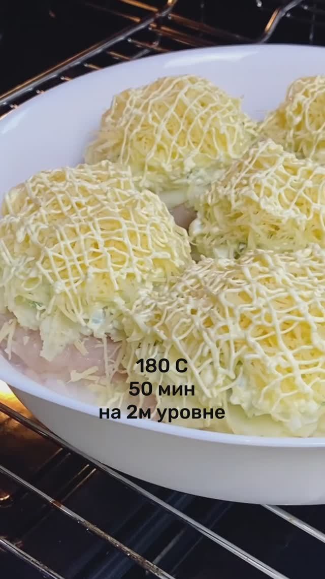 Беру куриную грудку, делаю из неё фарш. Стожки из фарша с картофелем и сыром получаются вкусными!