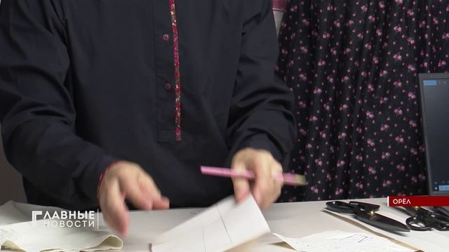 В Орле молодежь учат шить косоворотки и рассказывают о значении русской вышивки на одежде.