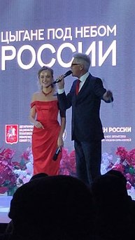 Оформление сцены цветами на фестиваль