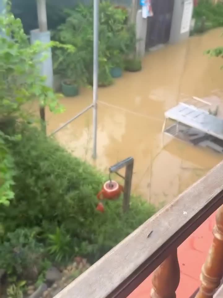 Каааапец, Хойан. Наводнение, город стал аквариумом. Дышим, не паникуем, действуем.