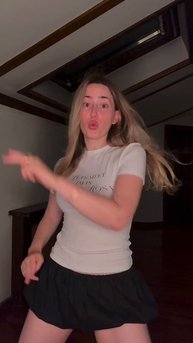 Когда включаешь музыку — весь мир исчезает 🎶
Танцую тренд, который сейчас взрывает Reels 💥
Повторяй