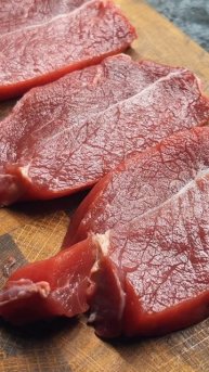 Вкусный стейк на чугунной решетке