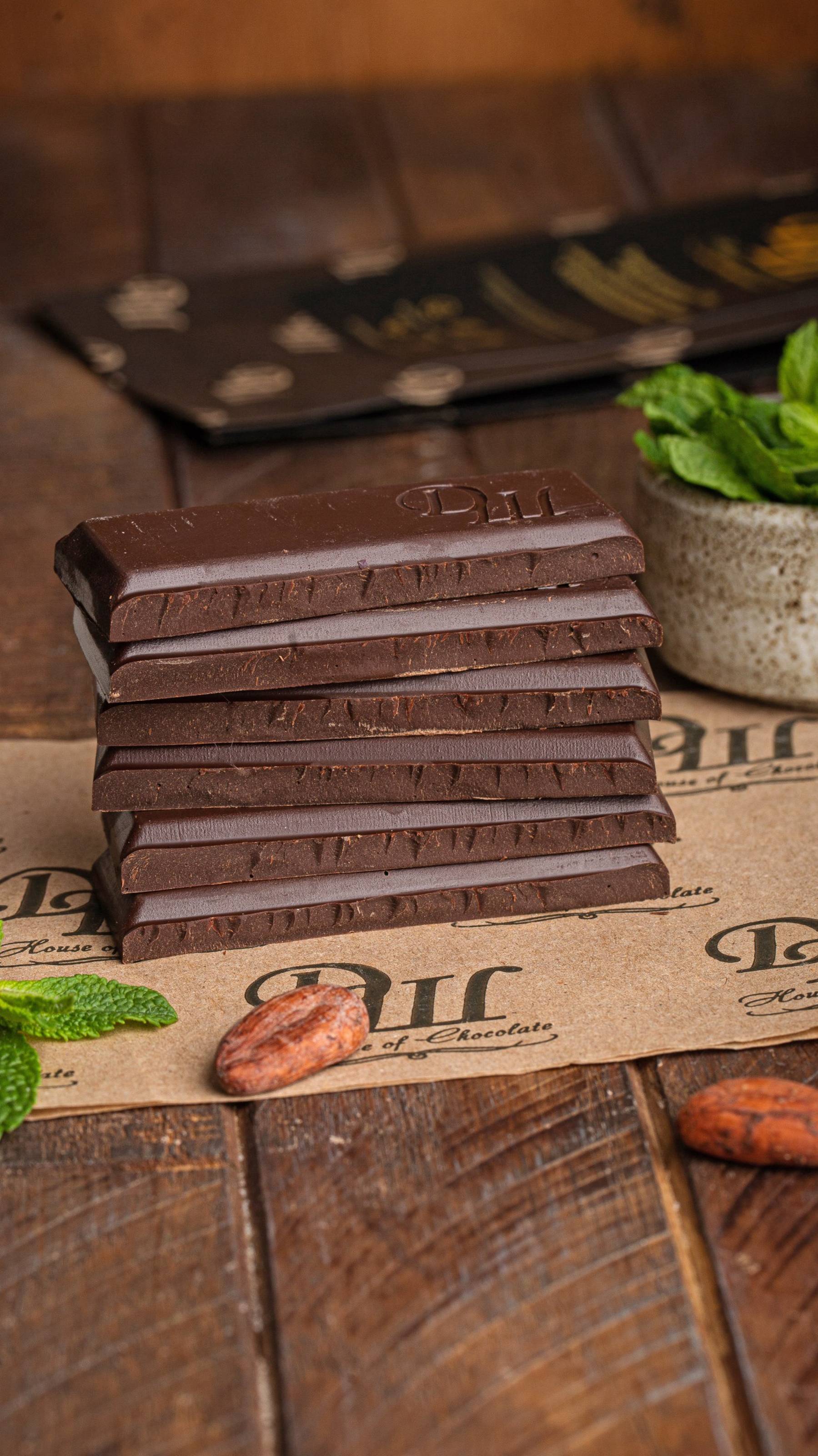 Темный шоколад 75% "Fino de Aroma" с мятой молекулярной сушки и бурбонской ванилью