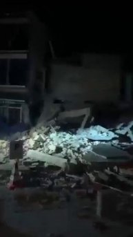 В Турции произошло землетрясение магнитудой 6,1. 
Толчки ощущались в Стамбуле, Измире и других реги