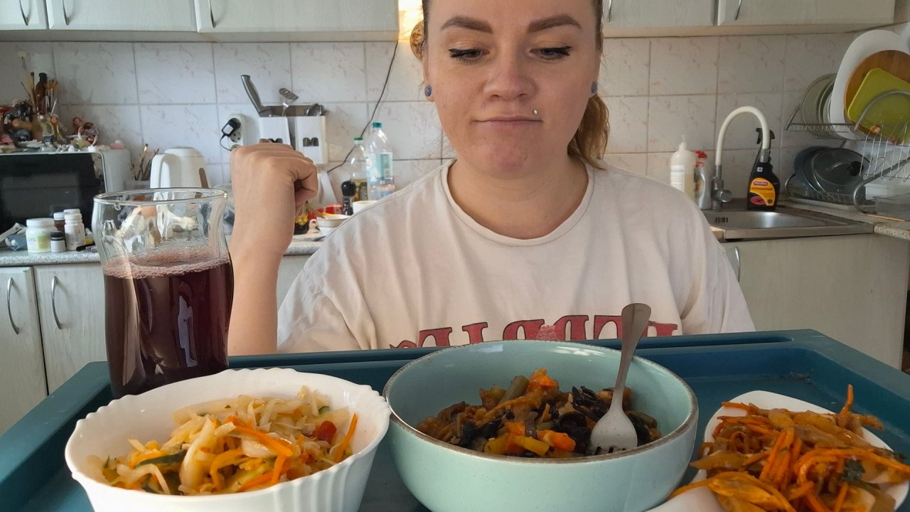 Мукбанг лапша по-тайски , свиные ушки, салат овощной| Ваши истории 👻 #мукбанг #обед