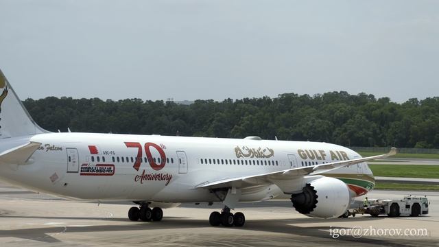 Дримлайнер Боинг 787 авиакомпании Gulf Air, буксировка в Сингапурском аэропорту Чанги.