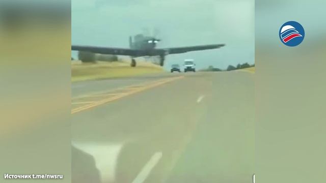 В сантиметрах от трагедии: военный самолёт едва не врезался в Tesla