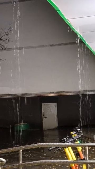 Дождик к нам через крышу стучится