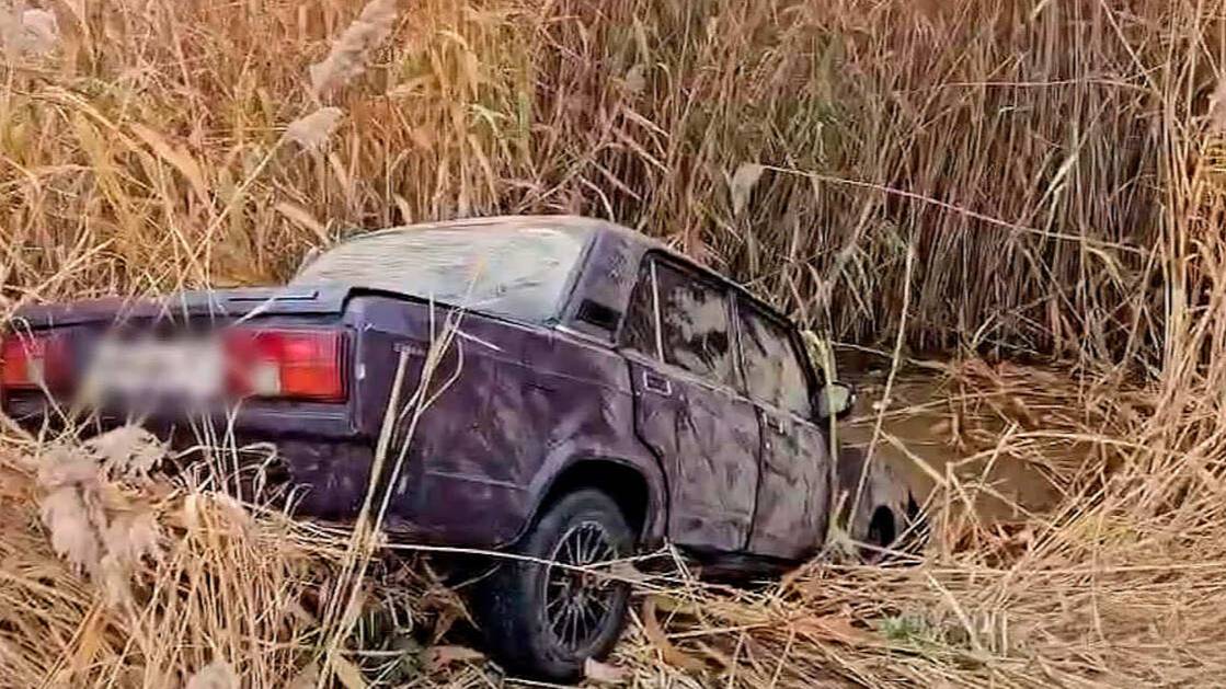 Автомобиль упал в водоем в Волгограде, погибли двое подростков