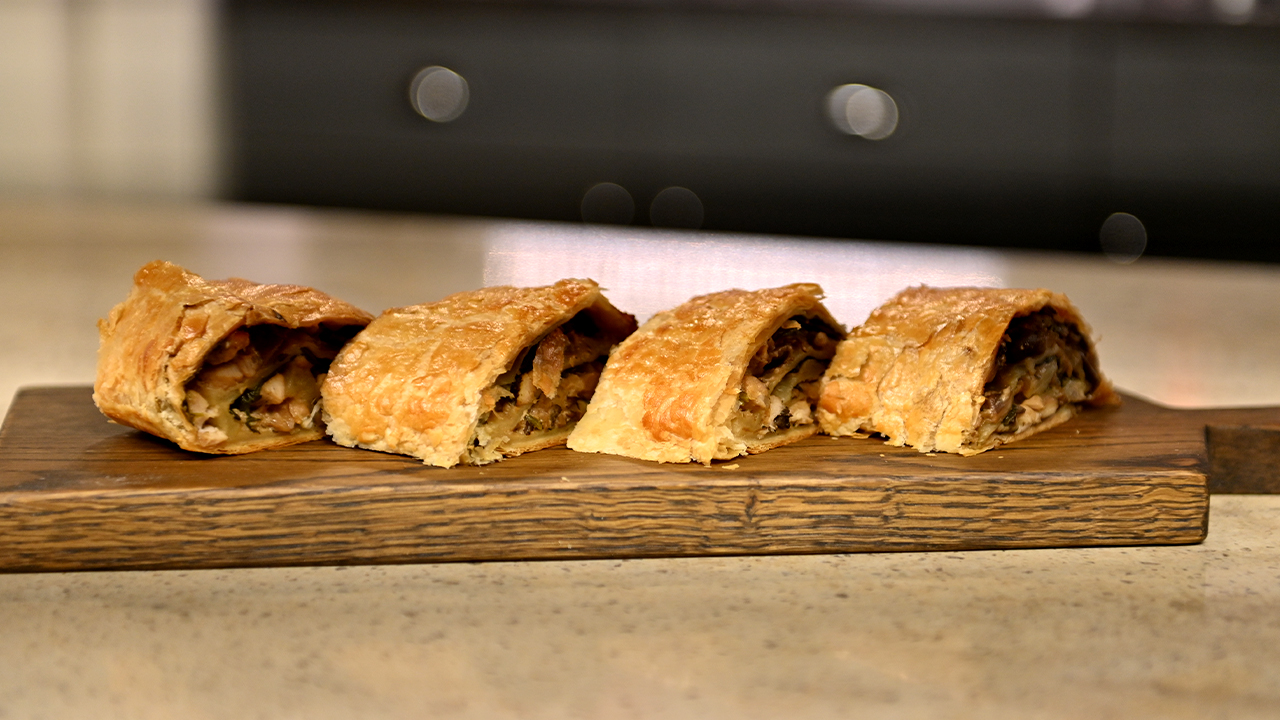 Штрудель с грибами и куриным филе в сливочном соусе