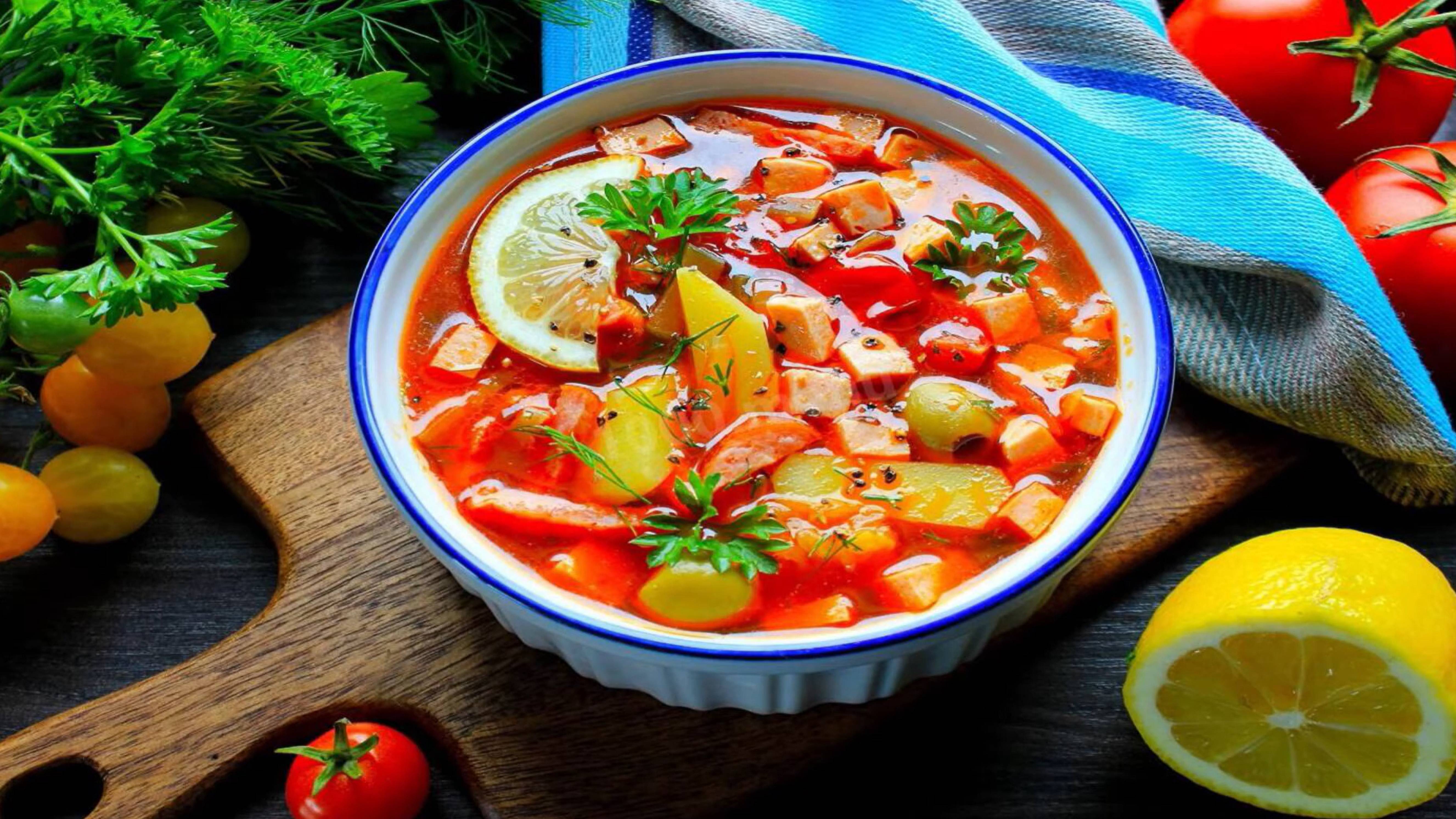 Солянка с колбасой и оливками