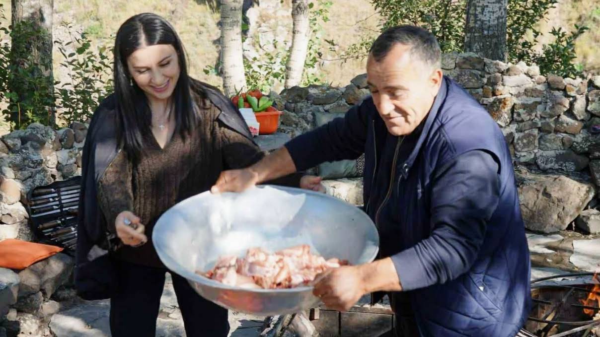 Мы в моем родном селе готовим разные блюда и угощаем своих односельчан