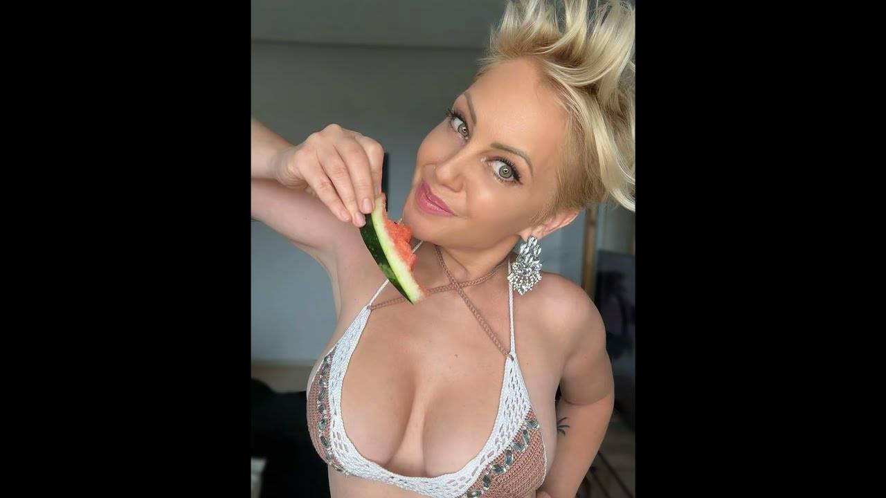 Красивая женщина после 40 примеряет красивое белье...