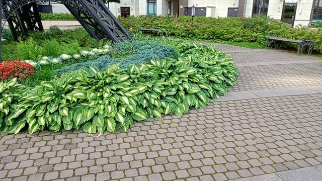 В Санкт-Петербурге тоже есть Лувр и Эфелевая башня.