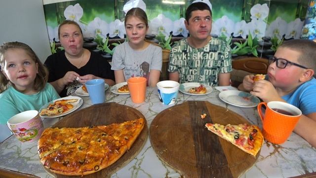 мукбанг с домашней пиццей