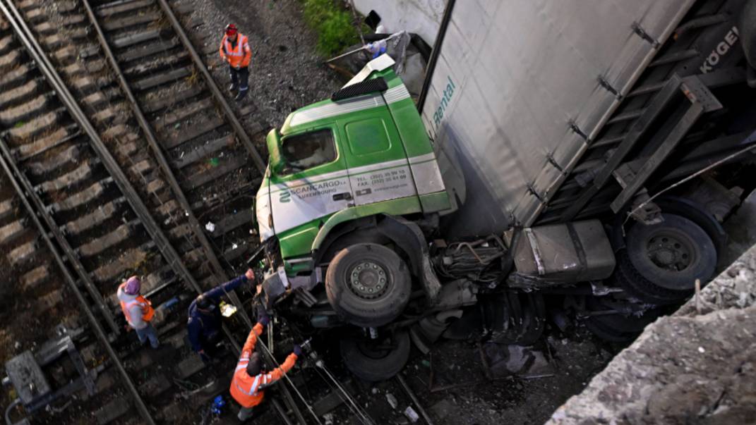 В Симферополе фура рухнула с моста на железнодорожные пути