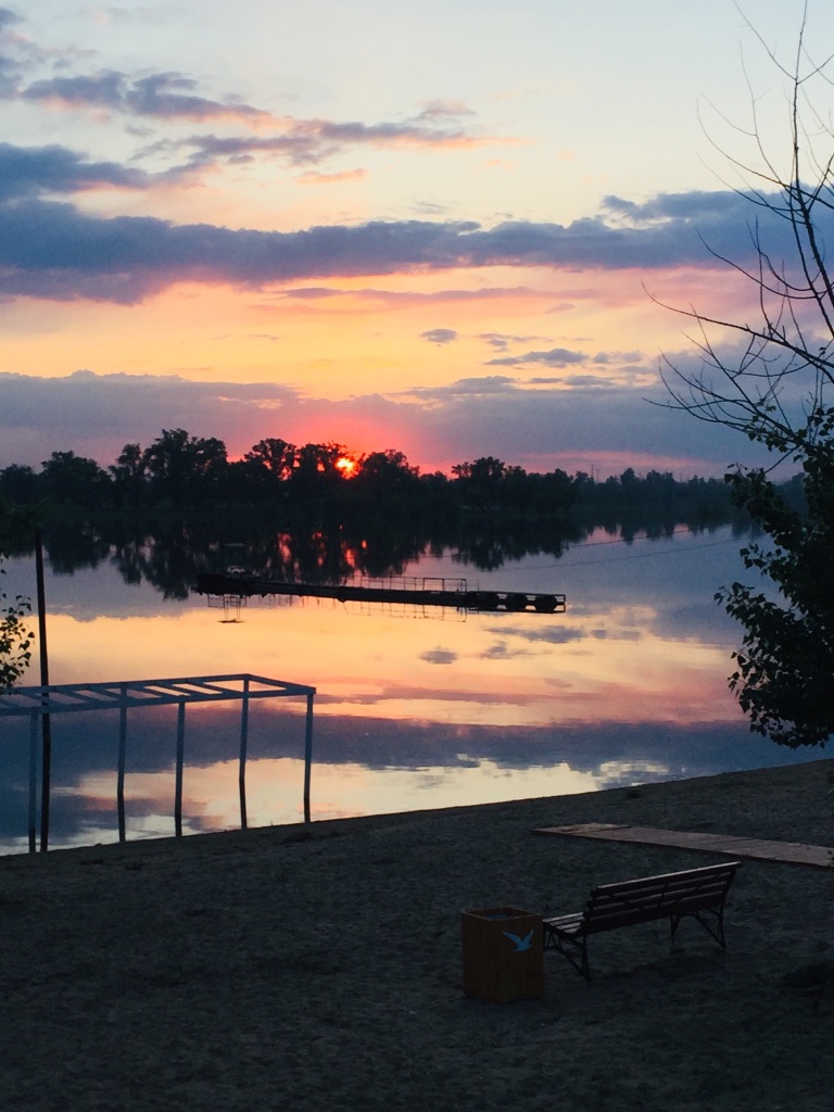 Я пью воду вилкой