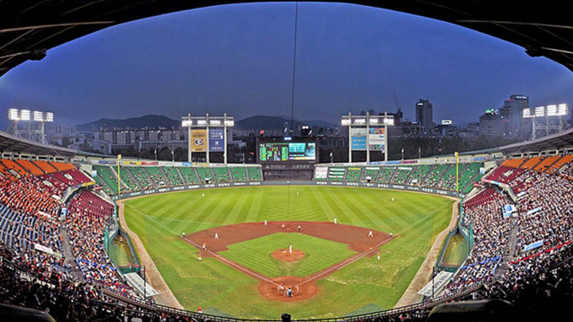 БЕЙСБОЛ. Атмосфера переживания за команды. Бейсбольный стадион «Джамсил». Южная Корея. Сеул.