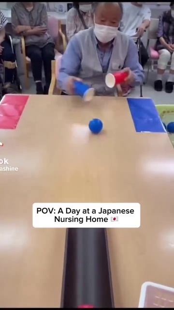 Сиделка в японском доме престарелых и ее занятия.