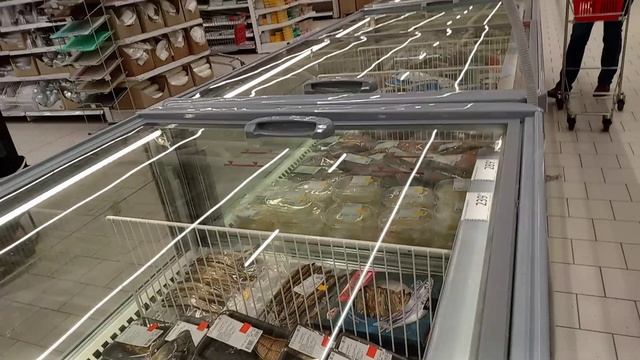 ВСЁ ЕЩЁ В ТОРГОВОМ КОМПЛЕКСЕ.