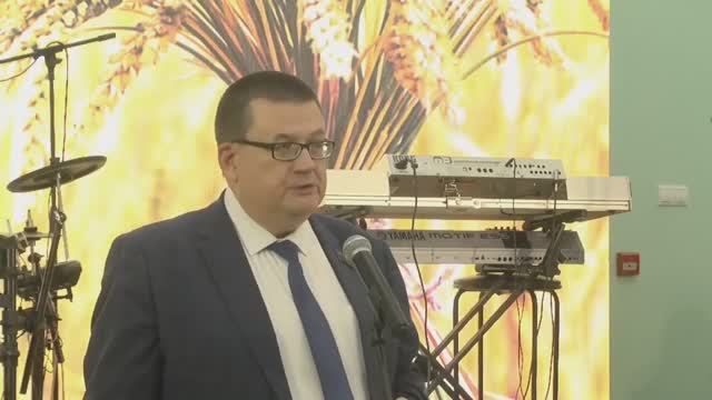 Поздравил тружеников с Днём работников сельского хозяйства и перерабатывающей промышленности