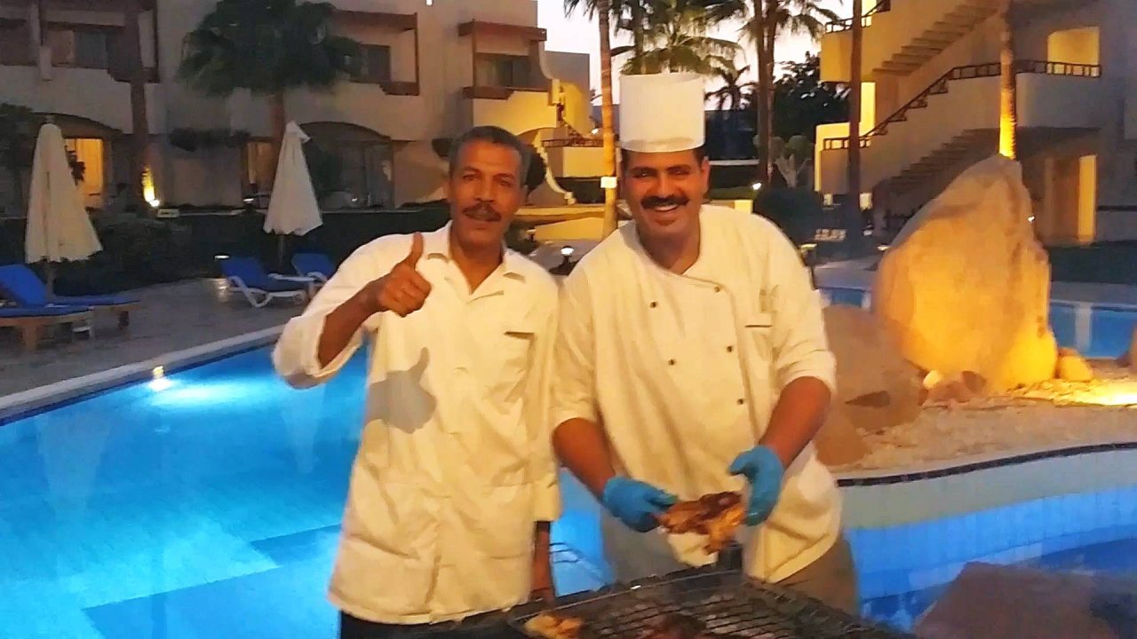 ЕГИПЕТ-23 Отель Naama Bay Promenade После пляжа зашли в ресторан выпить кофе. Вечером в ресторане