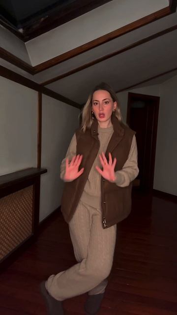 Мой уютный образ на каждый день 🤍
Кашемировый костюм с косами, мягкая жилетка и любимые угги — всё,