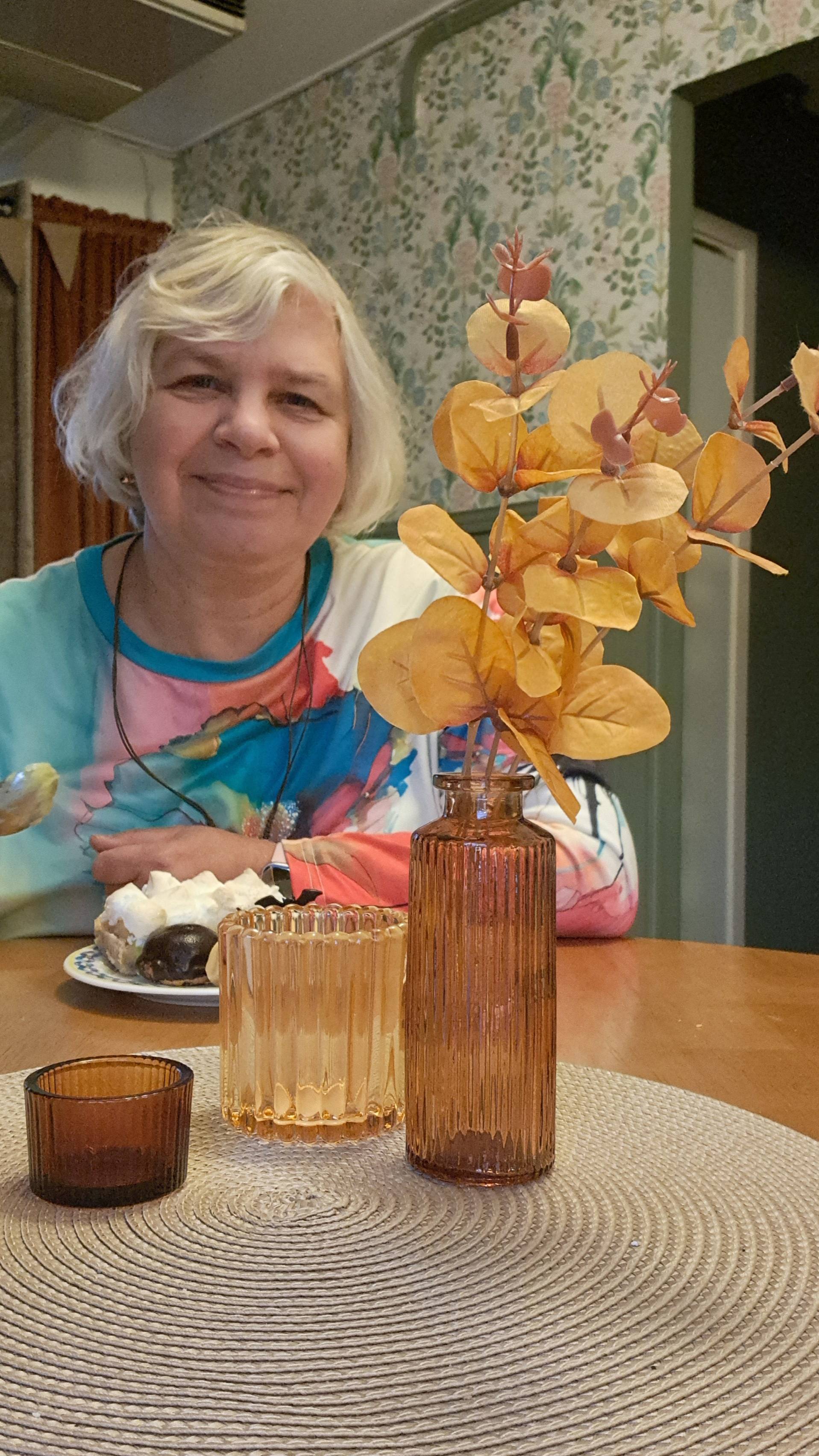 Шведская деревенская кафэшка на праздник всех святых. Пироженки халлуинского типа. Красивая собака