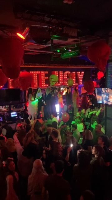 Танцовщицы двигаются на барной стойке в баре Coyote Ugly в Москве на Хэллоуин 2025