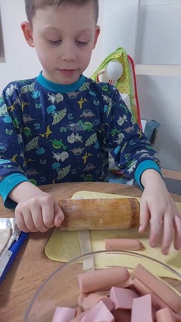 готовлю сосиски в тесте #поваренокплатон #першинплатон #сосискивтесте