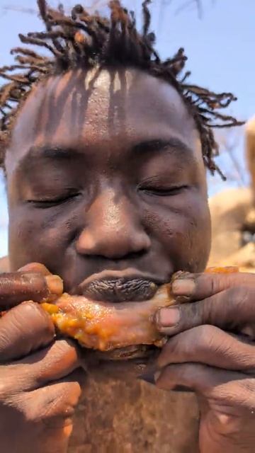 В племени пробуют индюшку, житель племени уплетает за обе щеки