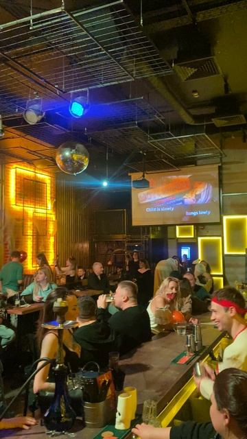 Мужчина в одежде призрака на ходулях развлекает посетителей бара Гадкий койот в Москве на Хэллоуин25