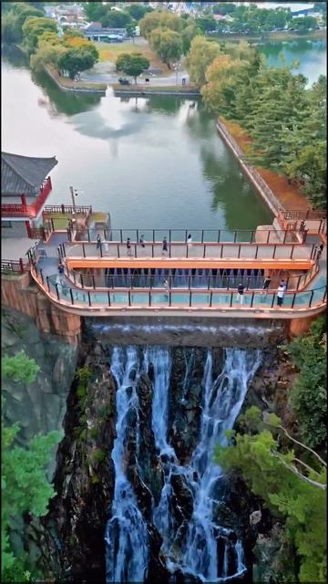 Прекрасный водопад Юнчу ("Хвост дракона") на озере Ыримчжи.
🧭 Чечхон, Южная Корея