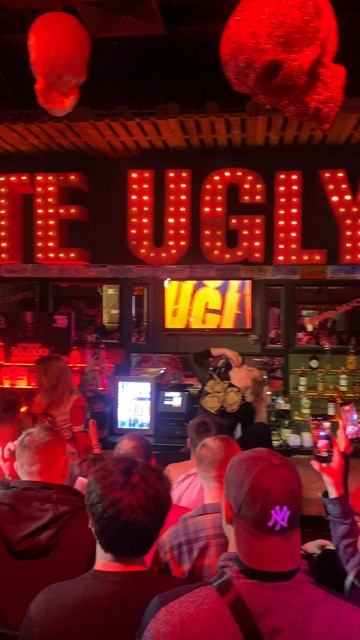 Койотки стянули кофты с посетителей бара Гадкий Койот .Хэллоуин .Москва 2025