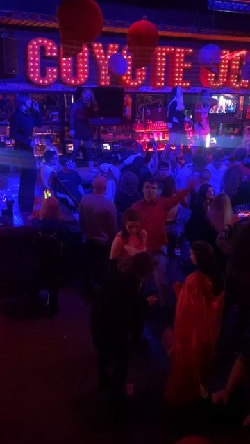 Ночная жизнь Москвы:призрак и койотки развлекают публику бара Гадкий койот в Хэллоуин 2025