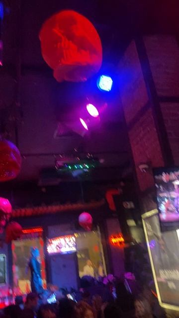 Публика энергично двигается на Хэллоуин в Москве .Гадкий койот .2025