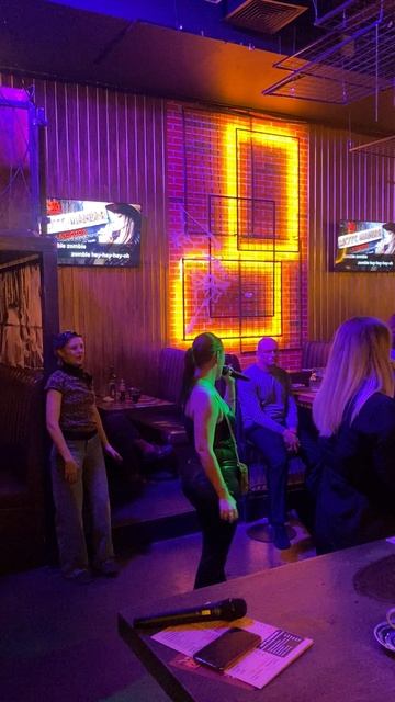 Девушка поет в караоке под The Cranberries на Хэллоуин.Москва .Гадкий койот 2025