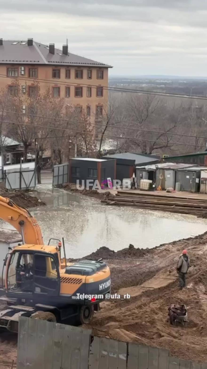 Из-за аварии на стройке в Уфе затопило улицу Ленина