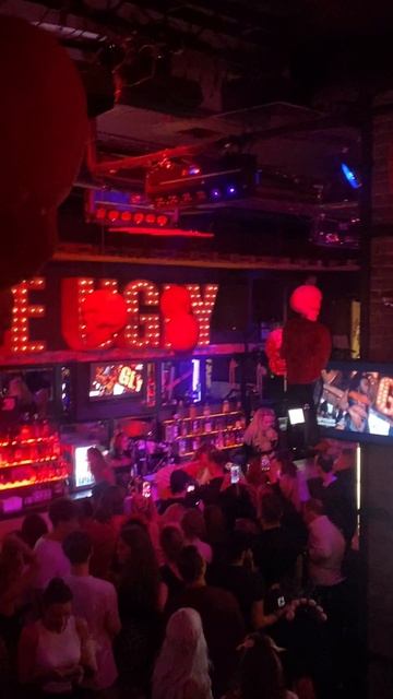 Танцовщицы сняли майки с посетителей бара Гадкий койот на Хэллоуин в Москве .2025