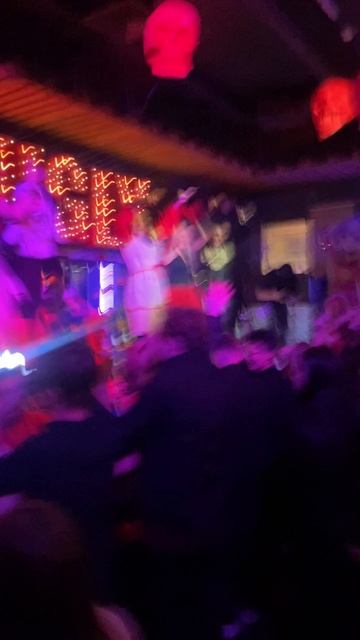 Публика в экстазе танцует .Бар Гадкий койот .Москва .Хэллоуин 2025