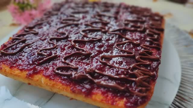 Пирог на кефире с вишневым джемом. Просто и вкусно к чаю.