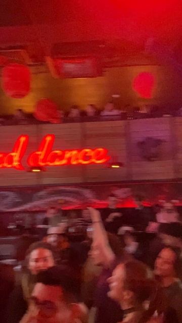 Энергичные танцы публики и койоток .Бар Гадкий койот .Москва 2025