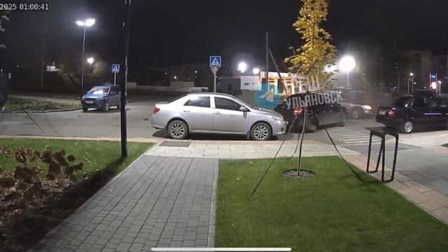 😱 Легковушка влетела на парковку и разбила стоящие машины — сегодня ночью на проспекте Филатова, 9г