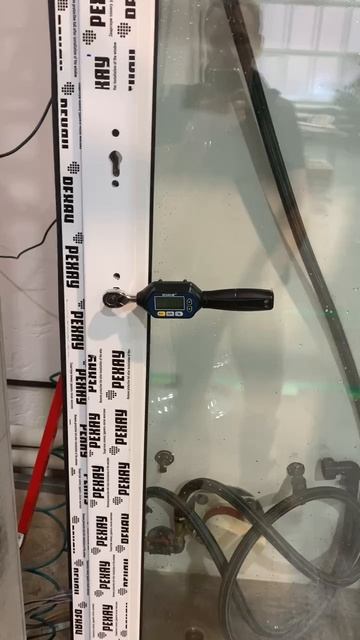 Балконная дверь РЕХАУ BLITZ: Легкое открывание! Измеряем усилие на ручку. Результат – 4.5 Н⋅м!