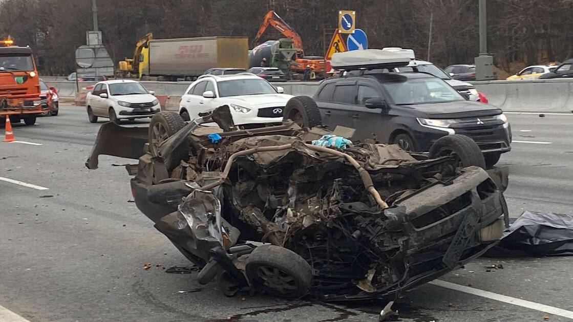 Погиб пассажир влетевшего в бетонный блок автомобиля на МКАД